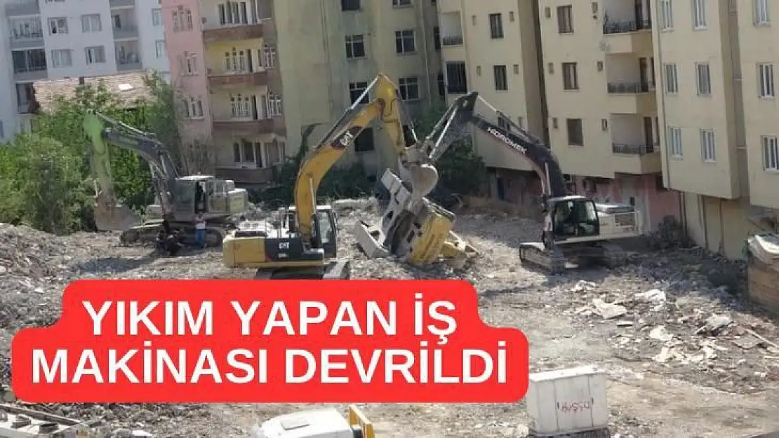 Yıkım yapan iş makinası devrildi