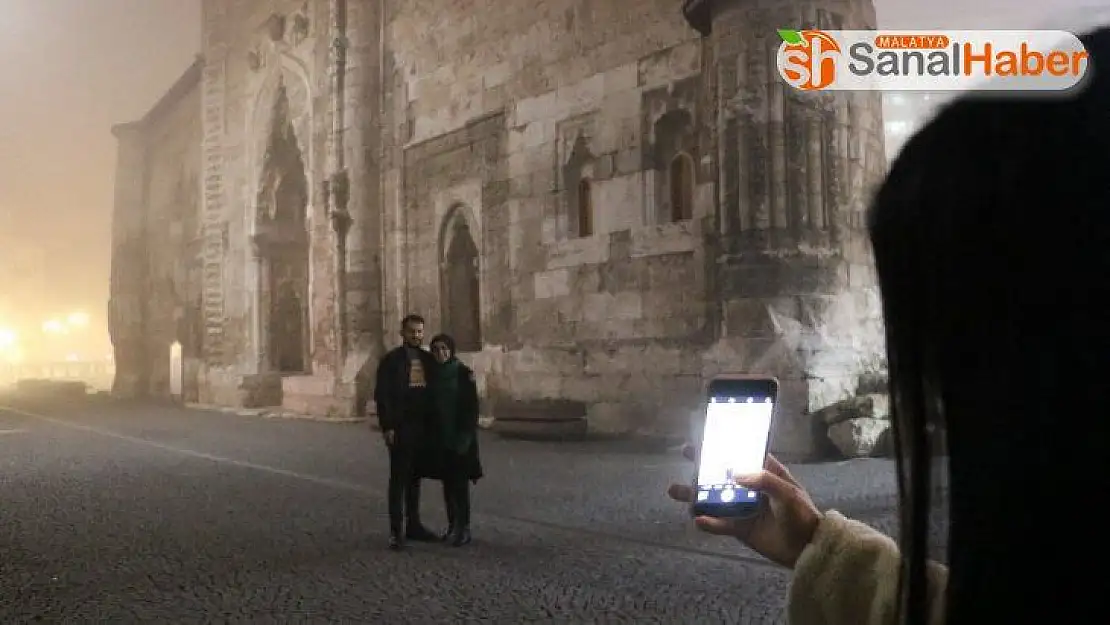 Yoğun sis kartpostallık görüntüler oluşturdu