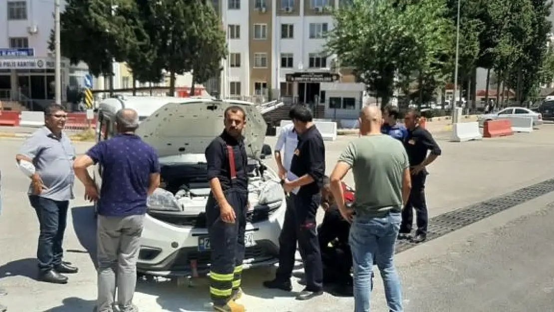 'Yol ortasında alev alan aracı polisler söndürdü'