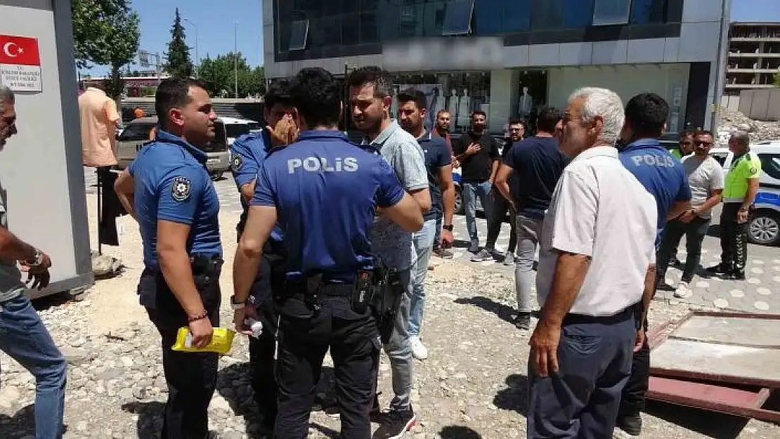 'Yol verme kavgasını ayırmaya çalışan polis yaralandı'