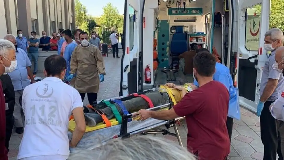 'Yolcu minibüsü ile kamyon çarpıştı: 1 ölü, 19 yaralı'