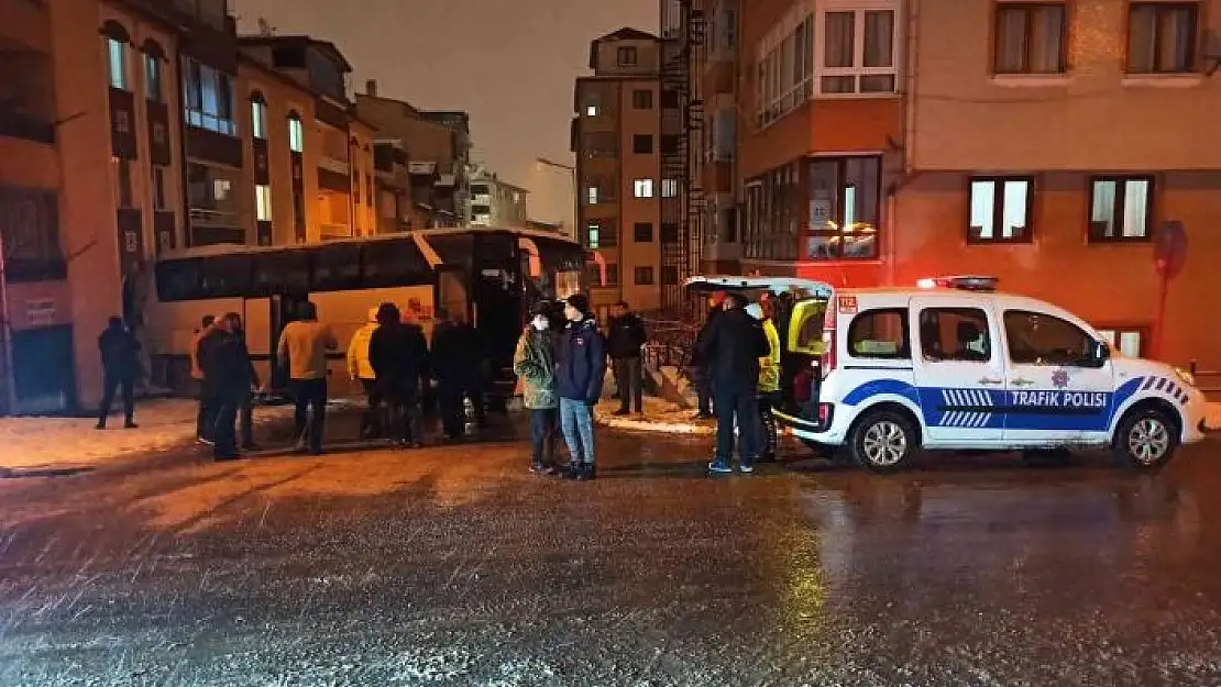 'Yolcu otobüsü buzlanan yolda kaydı, o anlar kameraya yansıdı'