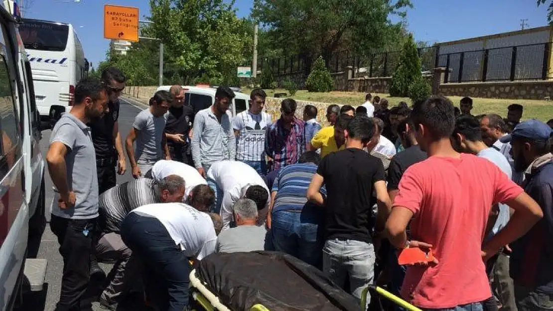 Yolcu otobüsü ile motosiklet çarpıştı: 1 yaralı