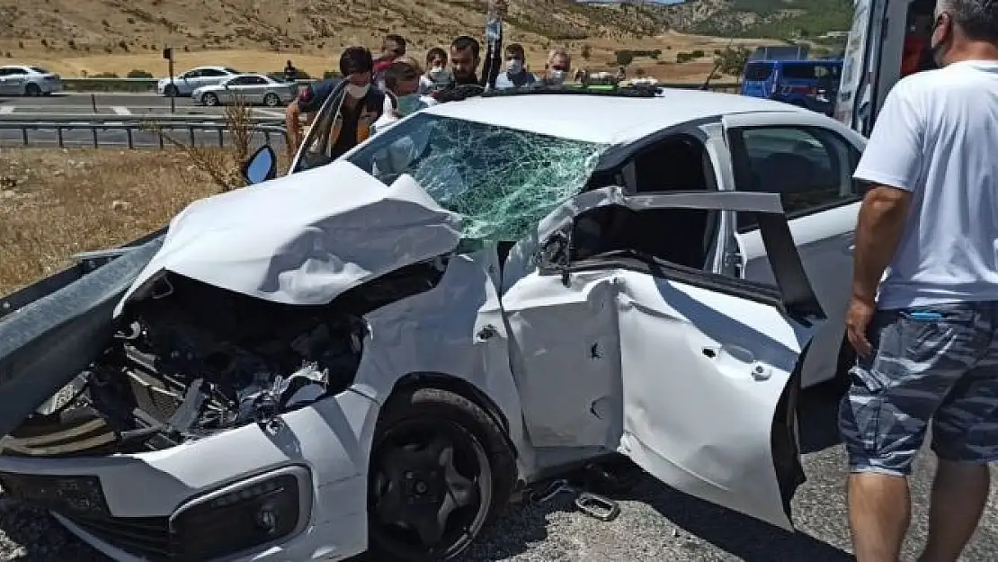 'Yolcu otobüsü ile otomobil çarpıştı: 2 yaralı'
