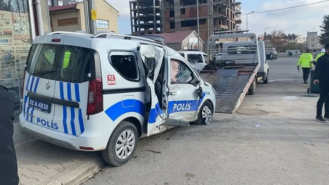 'Yolcu otobüsü ile polis aracı çarpıştı: 2 yaralı'