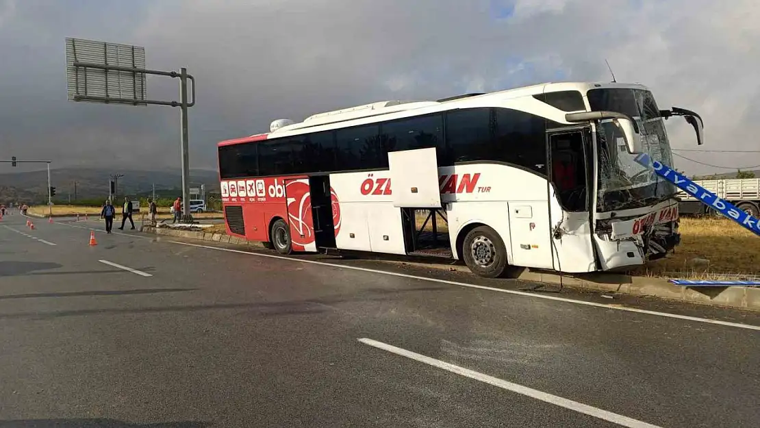 Malatya'da Yolcu otobüsü ile traktör çarpıştı: 1 ölü 1 yaralı