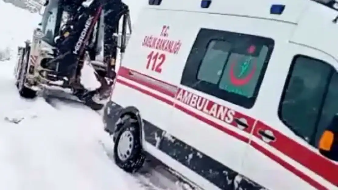 'Yolda kalan ambulansın yardımına iş makinesi yetişti'
