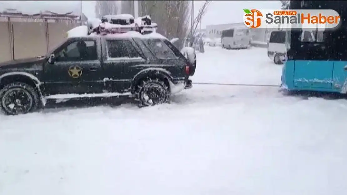 Yolda kalan araçların yardımına Off-road araçları yetişti