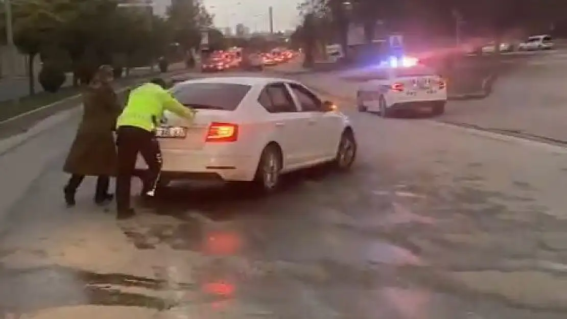 'Yolda kalan kadın sürücünün yardımına, polis ekipleri yetişti'