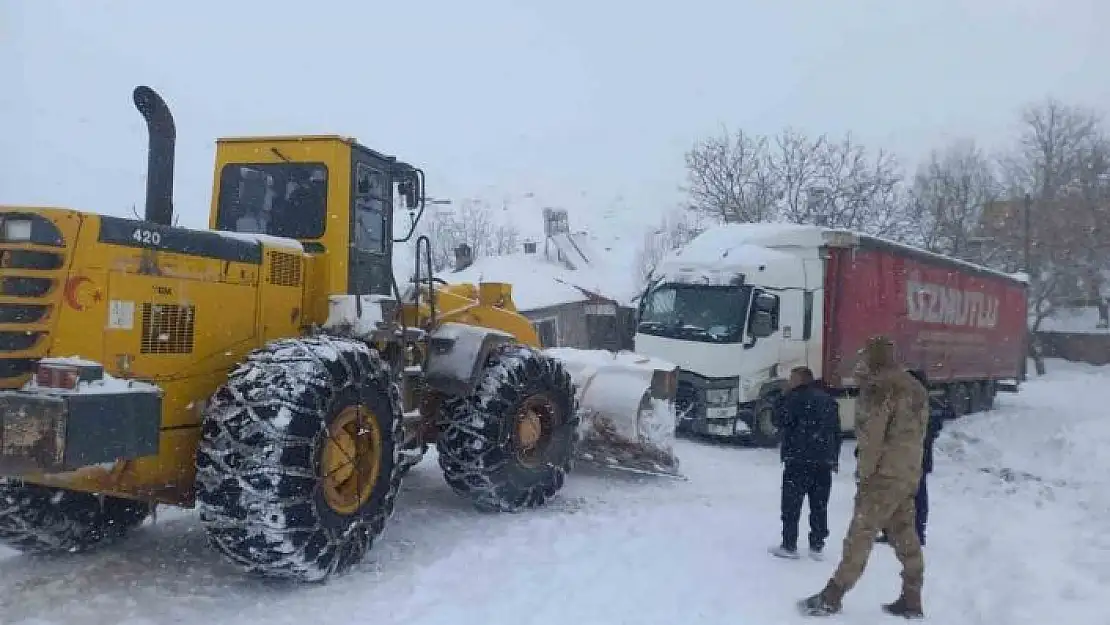 'Yolda kalan tırın yardımına ekipler yetişti'