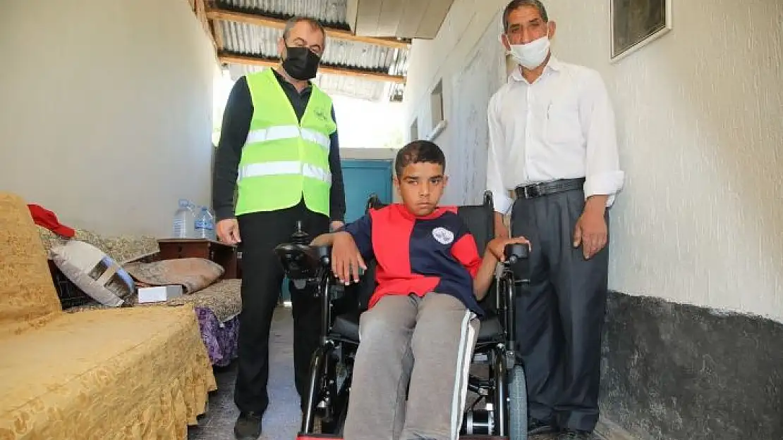 'Yolda karşılaştığı başkandan akülü araç isteyen engelli Veysel´e bayram sürprizi'