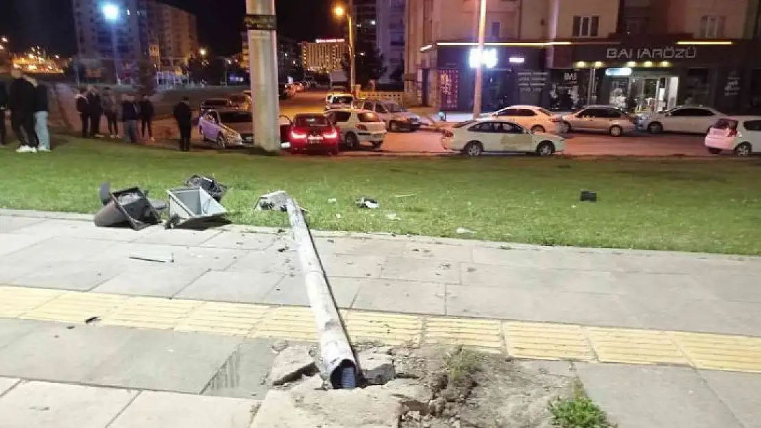 'Yoldan çıkıp park halindeki araca çarptı, kazaya neden olan diğer araç olay yerinden kaçtı'