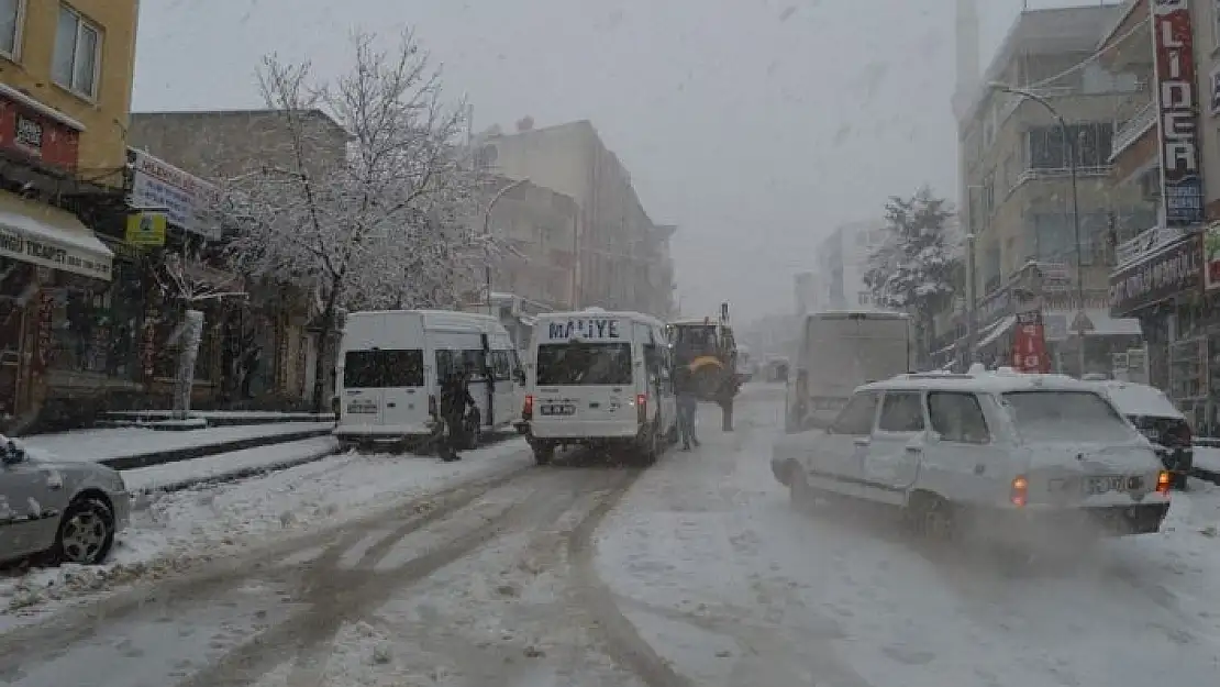 'Yollar buz pistine döndü'