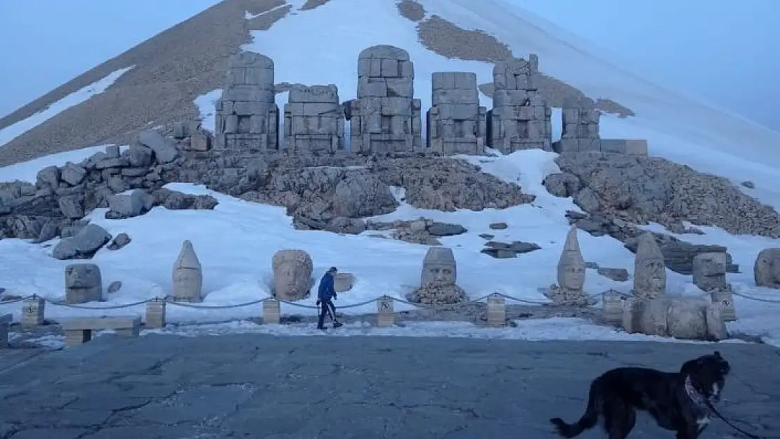 'Yolu açılan Nemrut Dağı ilk turistleri ağırladı'