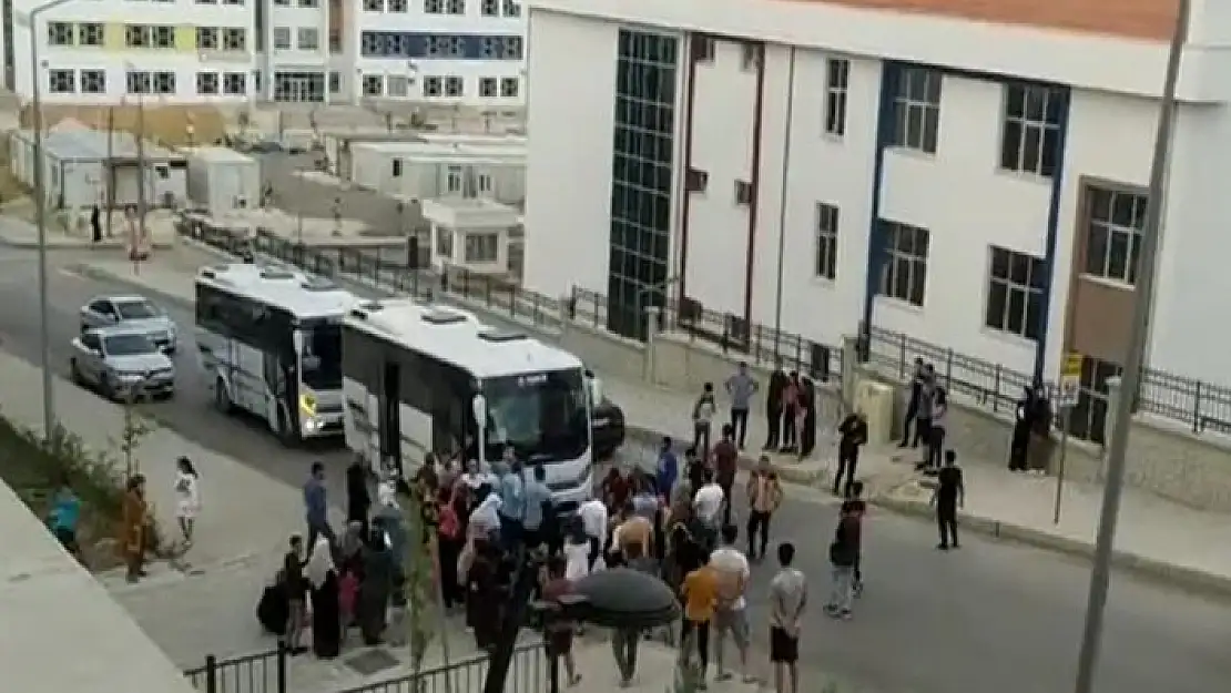 'Yolun karşısına geçmeye çalışan 5 yaşındaki çocuğa midibüs çarptı'