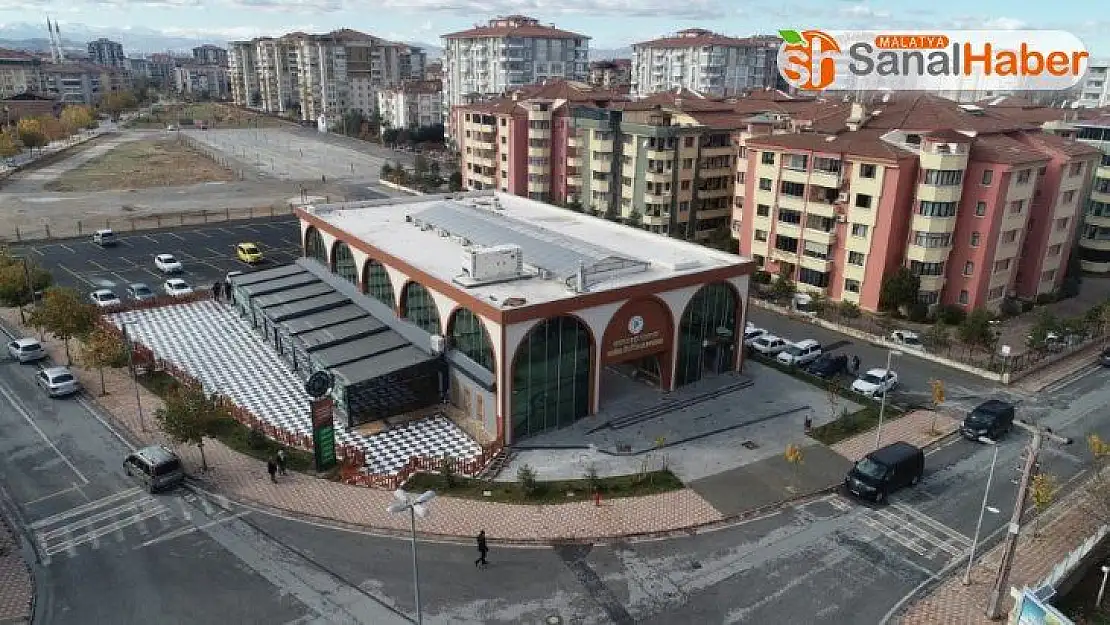 Yöresel Ürünler çarşısında inceleme
