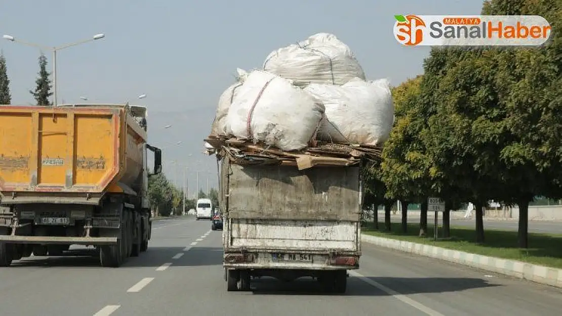 Yük sınırını aşan kamyonetin tehlikeli yolculuğu