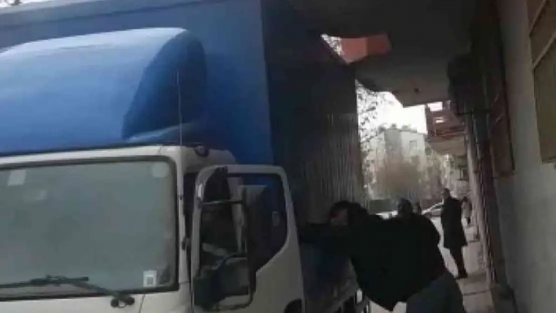 'Yüksekliği hesaplayamadı, kamyoneti balkon duvarına sıkıştırdı'