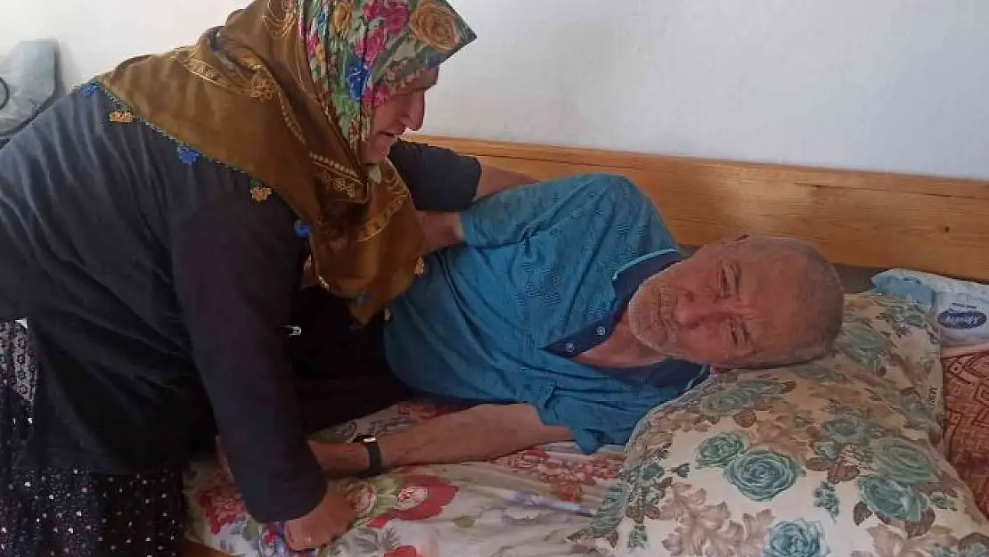 'Yürüyemeyen alzaymır hastası eşine bebek gibi bakıyor'