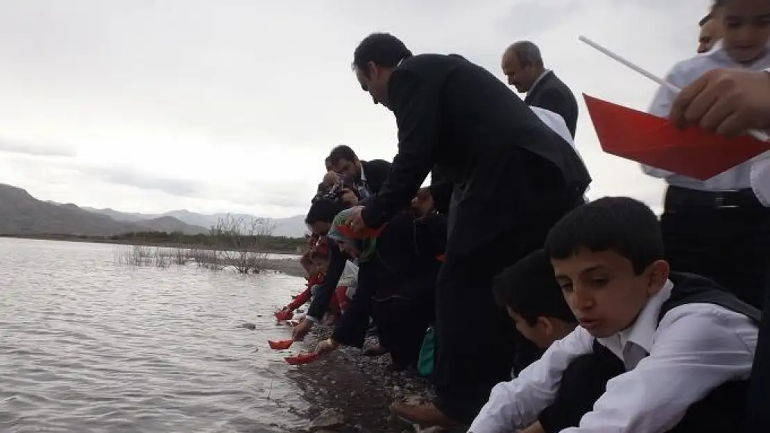 KIRMIZI GEMİLERİ SUYA BIRAKTILAR