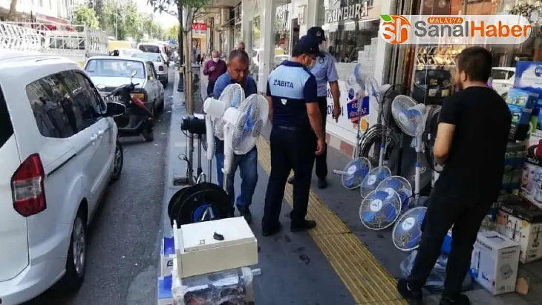 Zabıta ekipleri, kaldırım işgallerine göz yummuyor