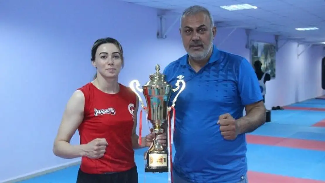 'Zelal Şengür, Dünya Kick Boks Şampiyonası´nda mücadele edecek'