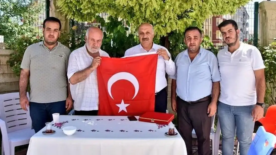 'Zelyurt, 15 Temmuz şehidi Bozkurt´un kabrini ve ailesini ziyaret etti'