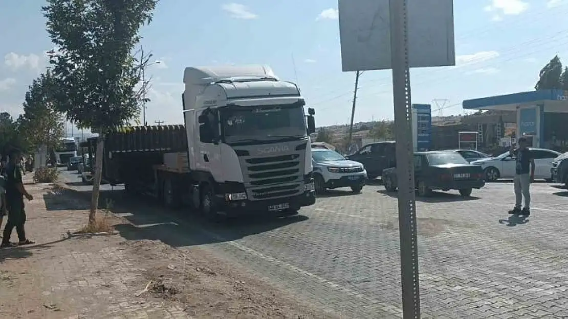 'Zirai alet taşıyan tırlar trafikte uzun araç kuyruklarına neden oldu'