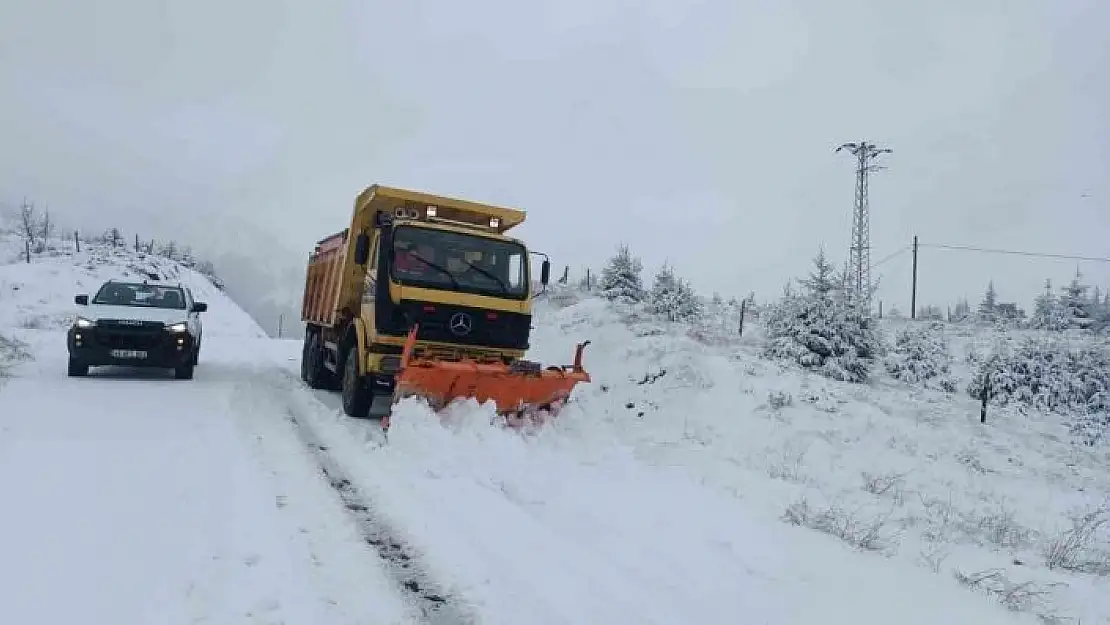 'Zorlu kış şartlarında küreme uygulamaları devam ediyor'