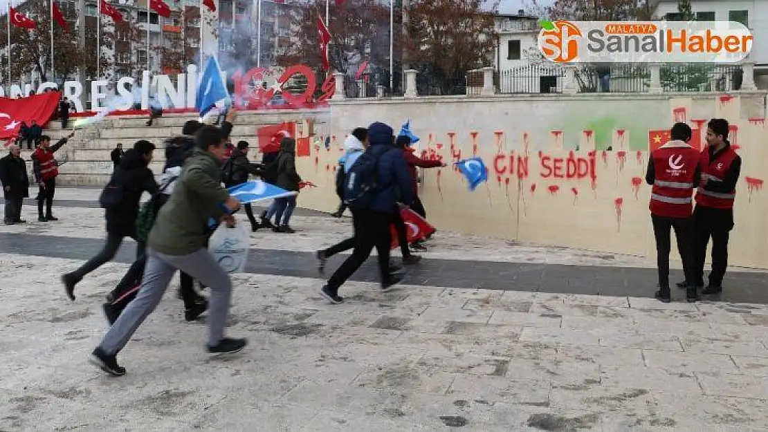 Zulme dikkat çekmek için Çin seddini yıktılar