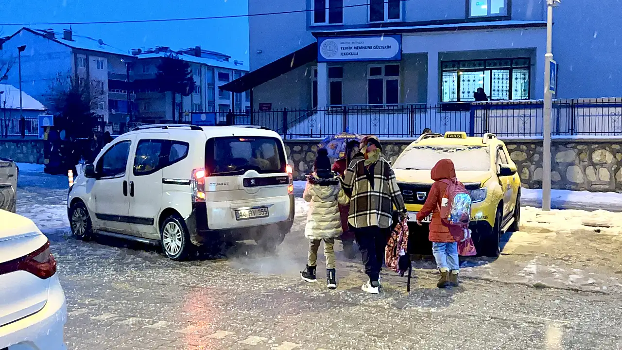 Servisler Yollarda Kaldı, Öğrenciler Yaya Kaldı