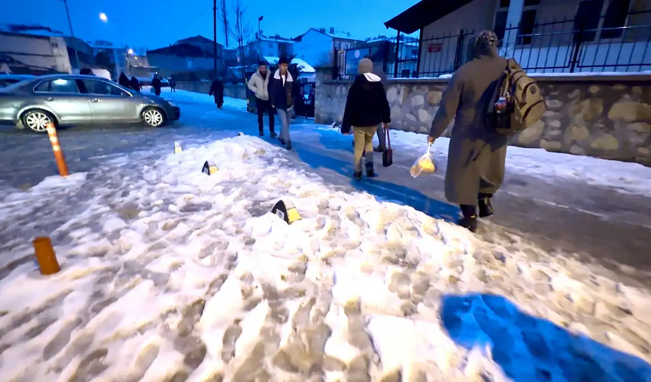 Servisler Yollarda Kaldı, Öğrenciler Yaya Kaldı