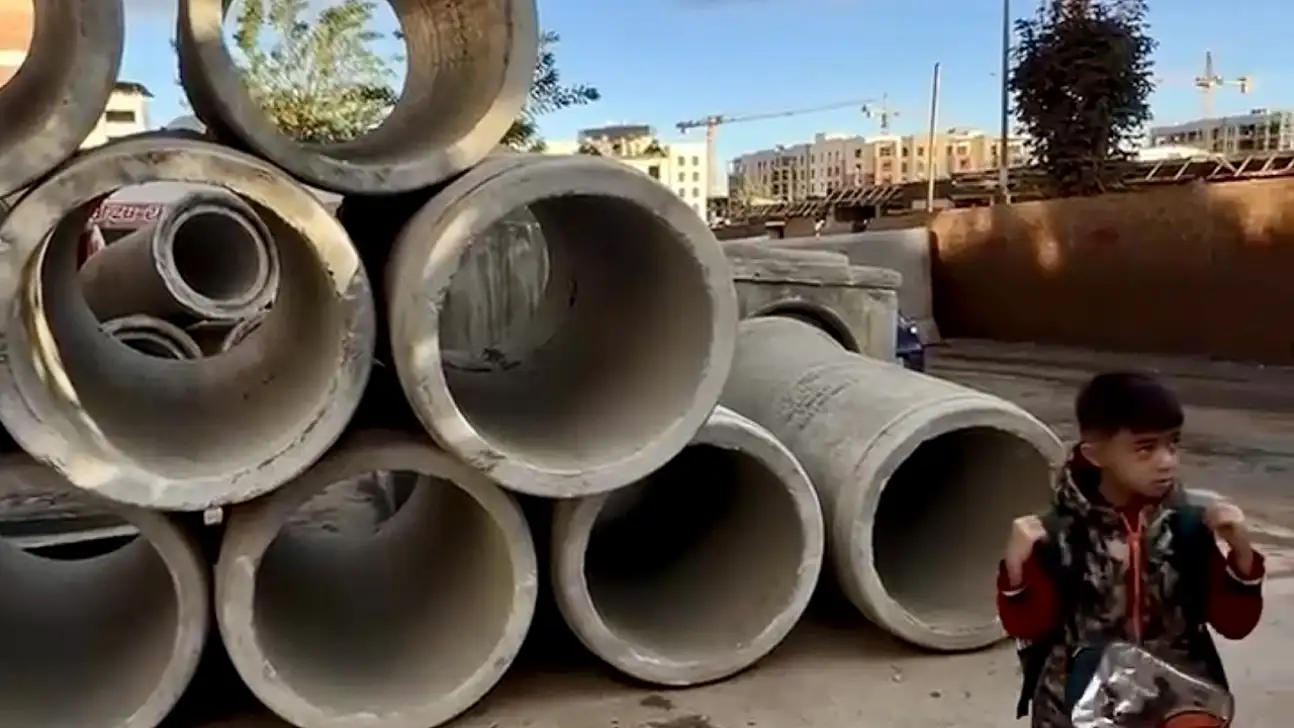 İlk Okulun Girişinde Tehlike Beton Künkler Velileri Endişelendiriyor