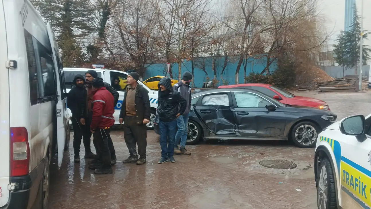 Malatya'da İşçi Servisi İle Otomobil Çarpıştı: 2 Yaralı