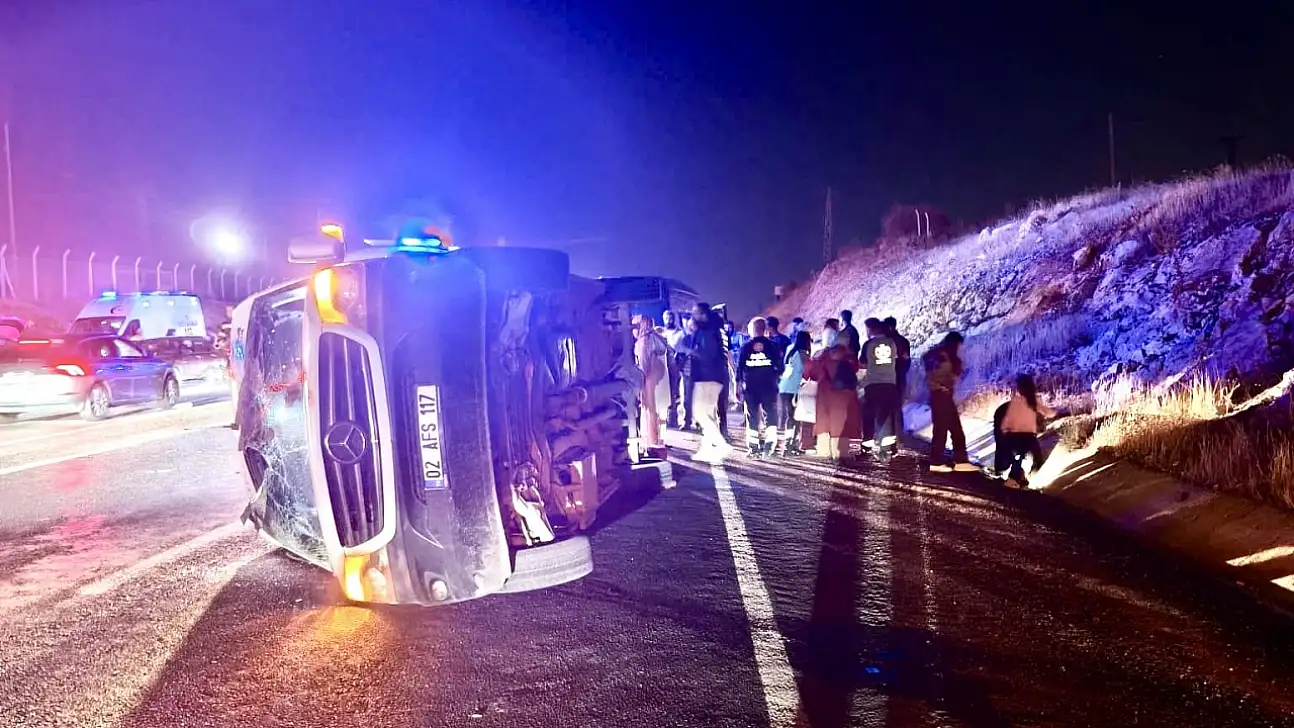 Öğrenci Gezi Minibüsü Devrildi: 1'i Ağır 14 Yaralı