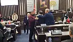 Malatya Büyükşehir Meclisi Karıştı CHP'liler Birbirine girdi Ak partililer ayırdı