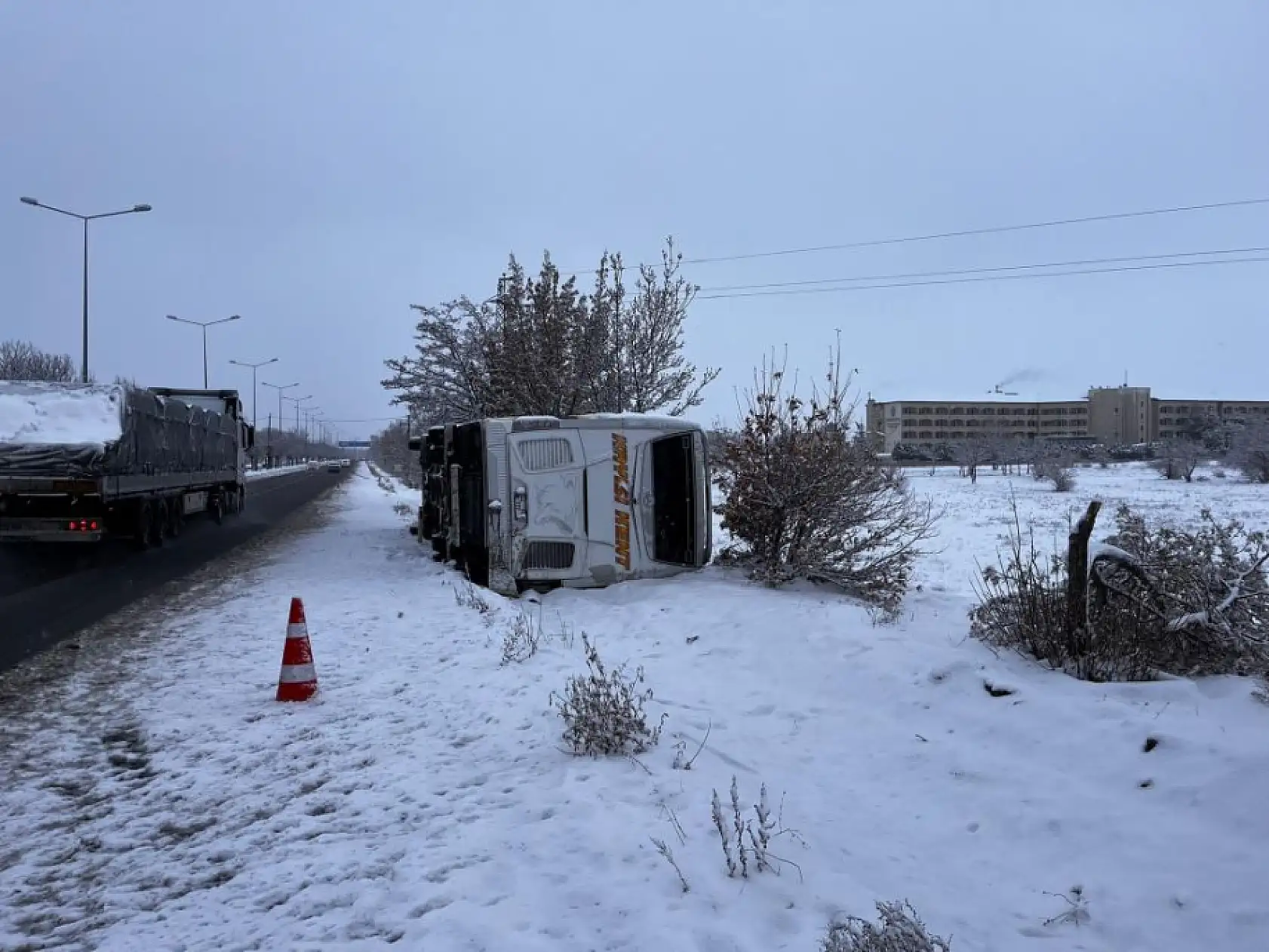 Malatya otobüsü Nevşehir'de buzlu yolda devrildi