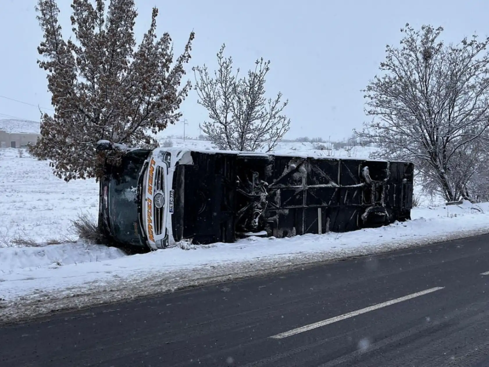 Malatya otobüsü Nevşehir'de buzlu yolda devrildi