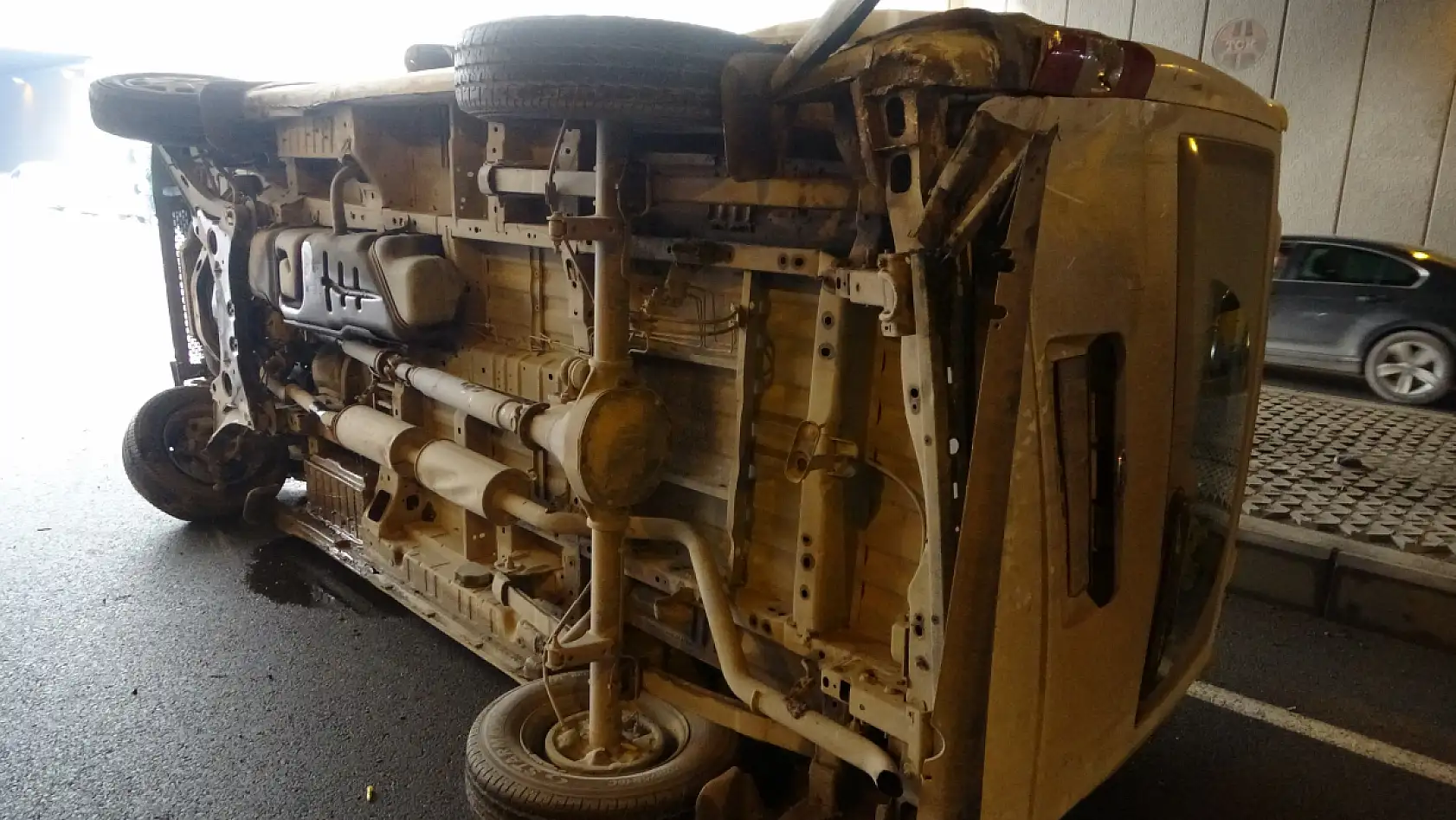 Otomobil ile çarpışan hafif ticari araç devrildi: 2 yaralı