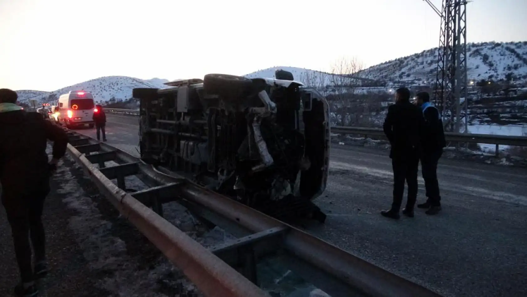 Malatya'da kontrolden çıkan minibüs devrildi: 11 yaralı
