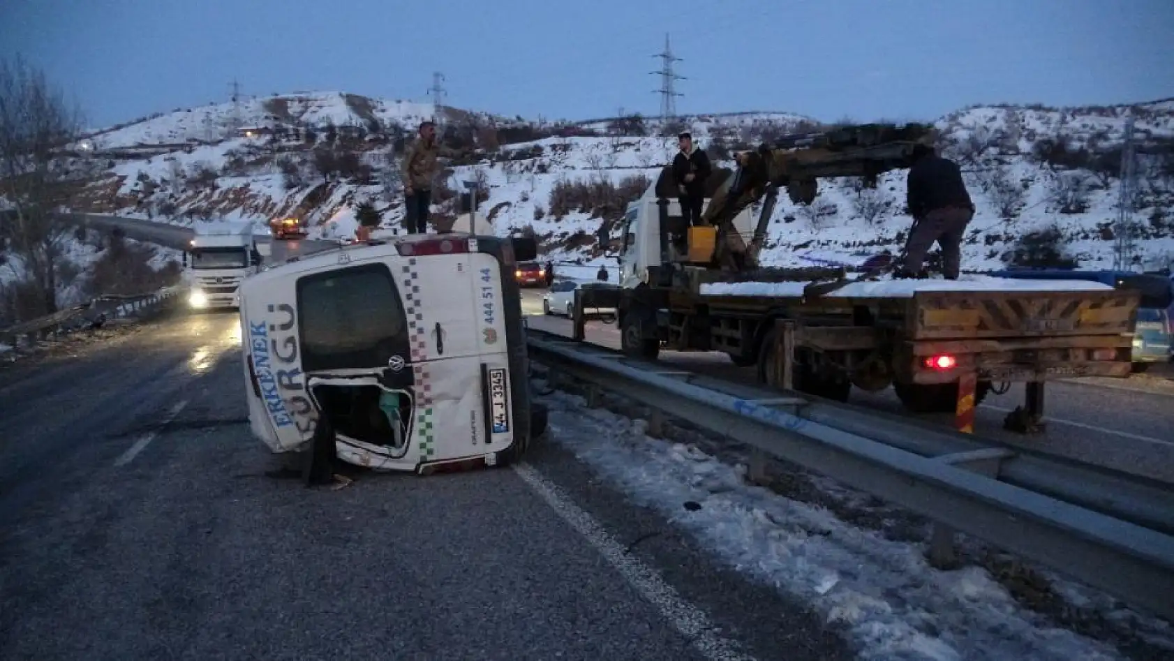 Malatya'da kontrolden çıkan minibüs devrildi: 11 yaralı
