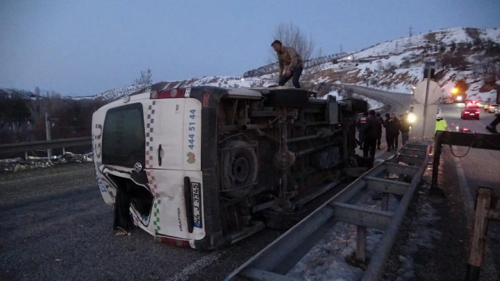 Malatya'da kontrolden çıkan minibüs devrildi: 11 yaralı