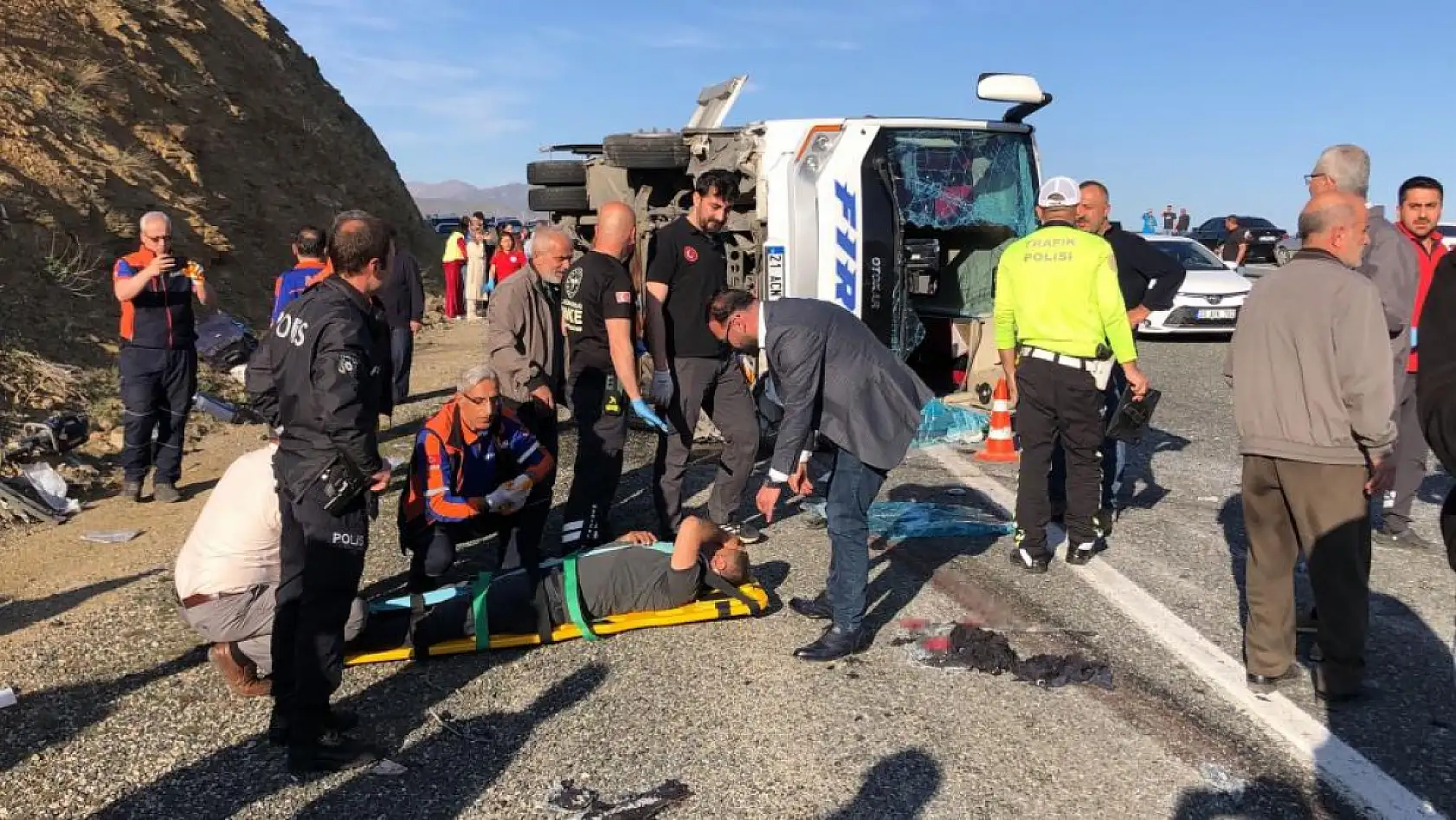 Yolcu midibüsü karşı şeride geçerek yan yattı: 25 yaralı