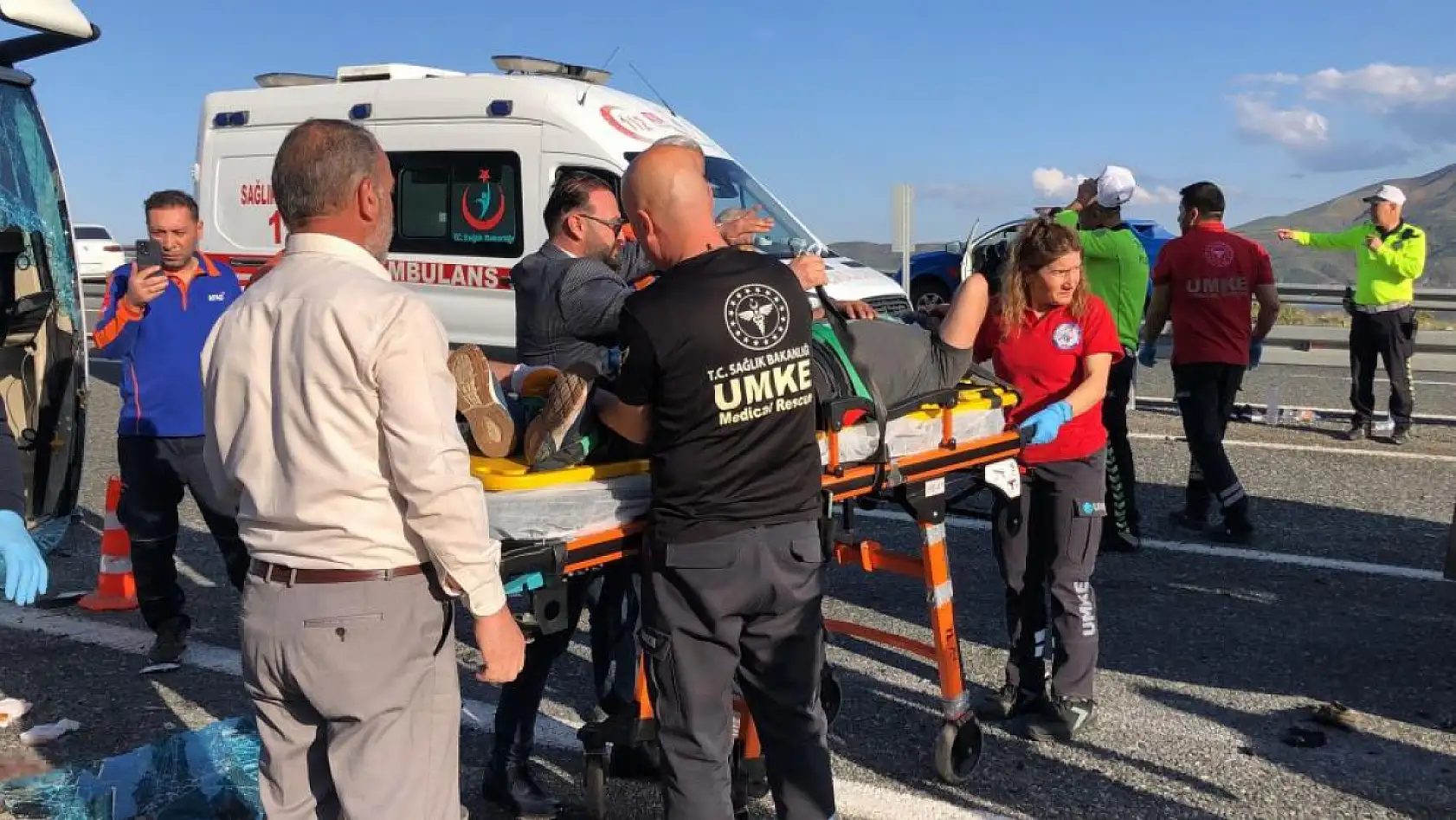 Yolcu midibüsü karşı şeride geçerek yan yattı: 25 yaralı