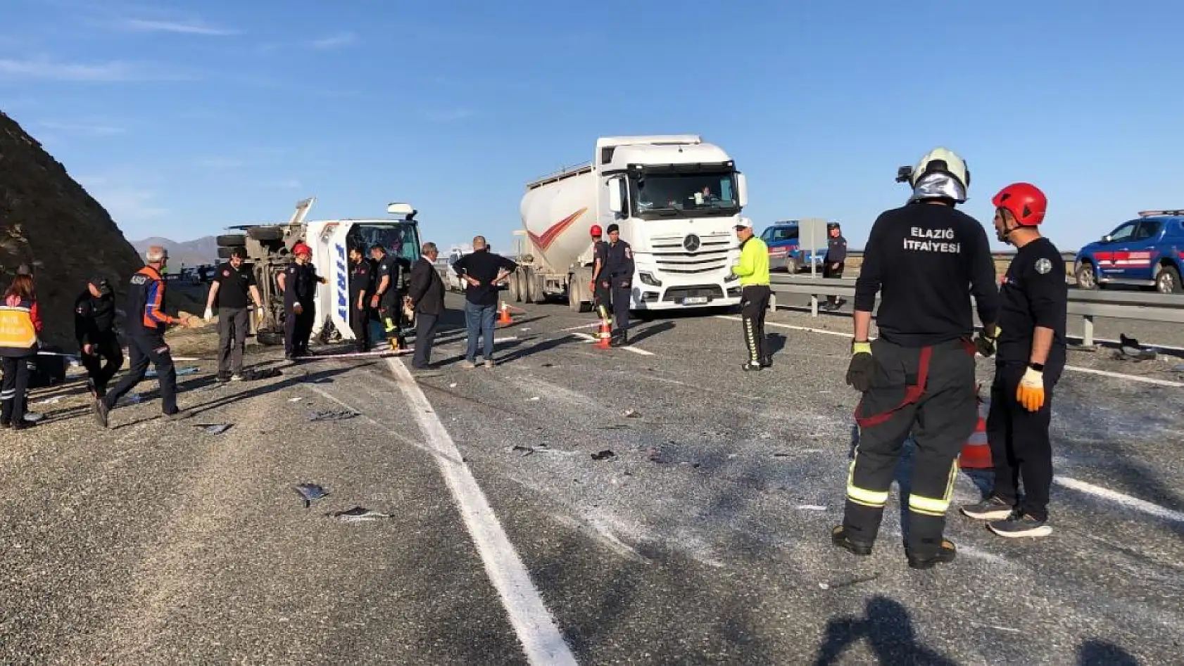 Yolcu midibüsü karşı şeride geçerek yan yattı: 25 yaralı