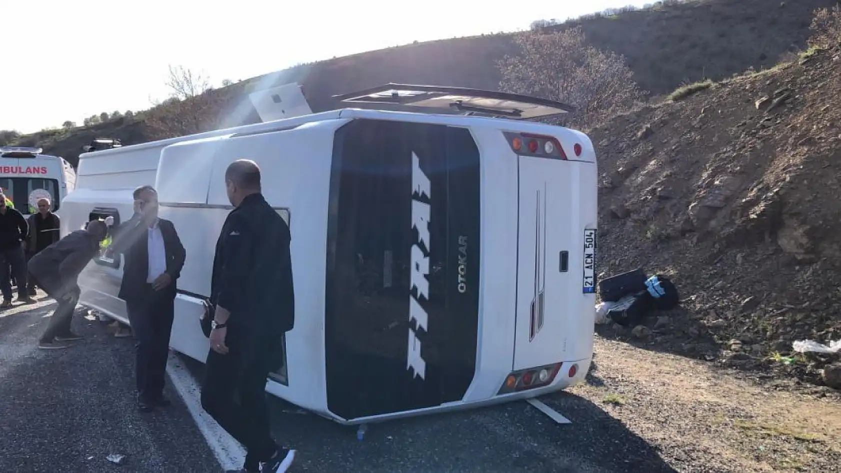 Yolcu midibüsü karşı şeride geçerek yan yattı: 25 yaralı