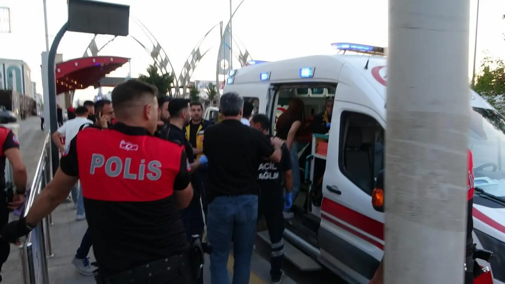 Malatya'da otobüste tartışan 2 kadın indikleri durakta birbirlerini bıçakla yaraladı