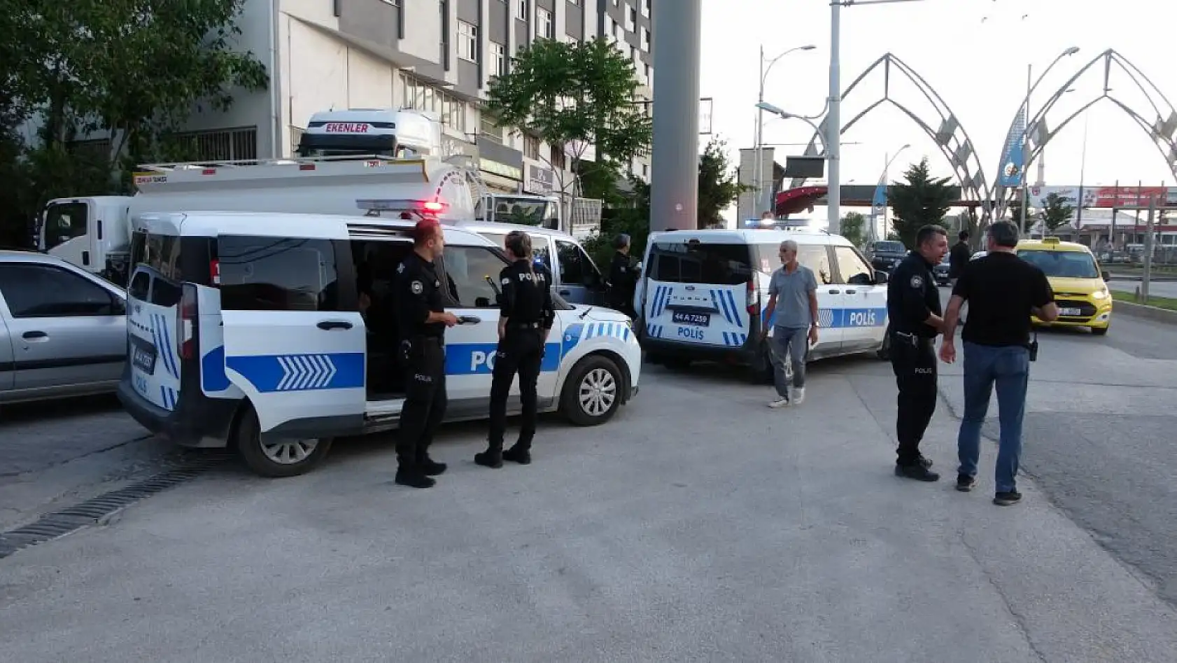 Malatya'da otobüste tartışan 2 kadın indikleri durakta birbirlerini bıçakla yaraladı