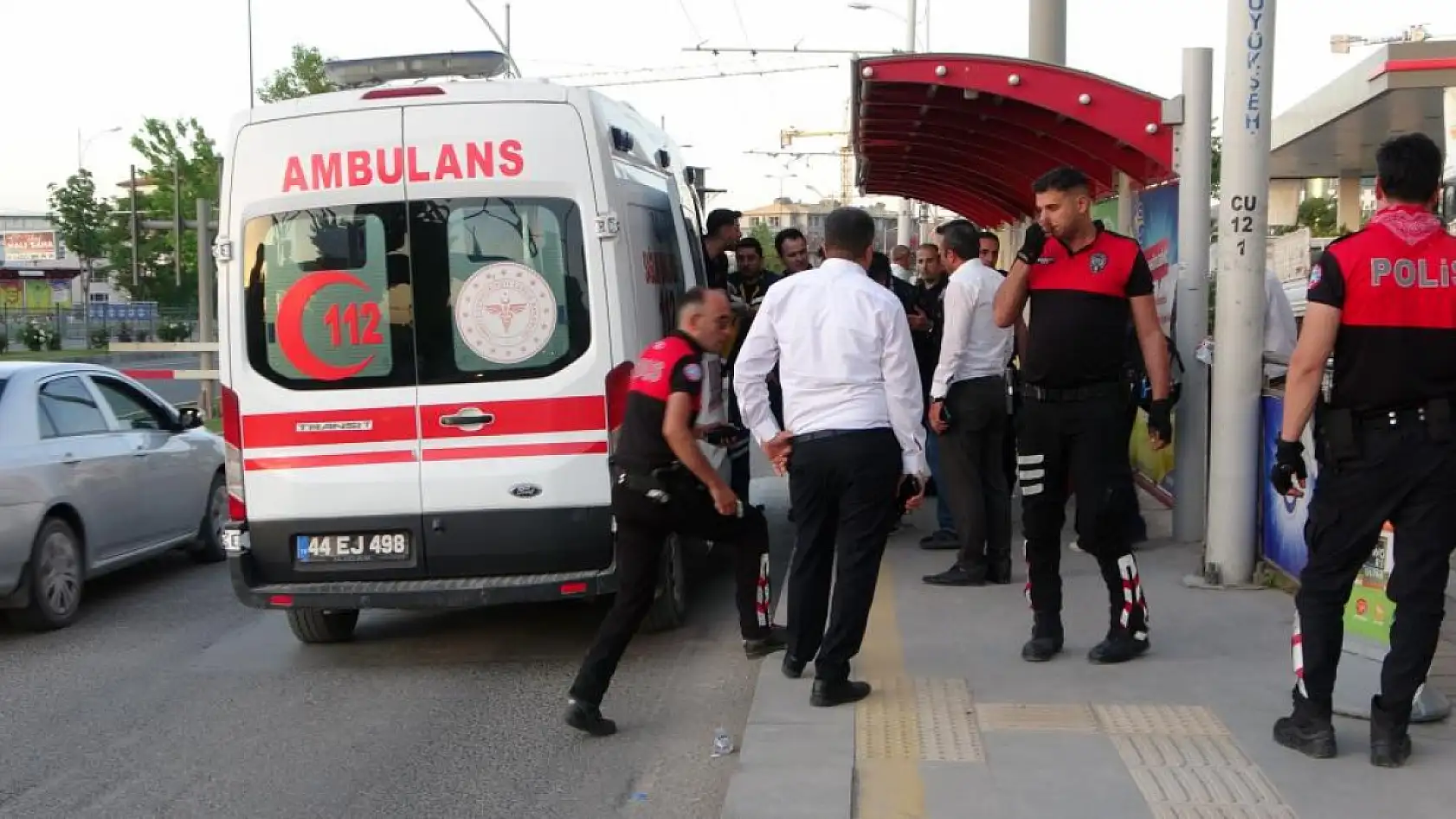 Malatya'da otobüste tartışan 2 kadın indikleri durakta birbirlerini bıçakla yaraladı