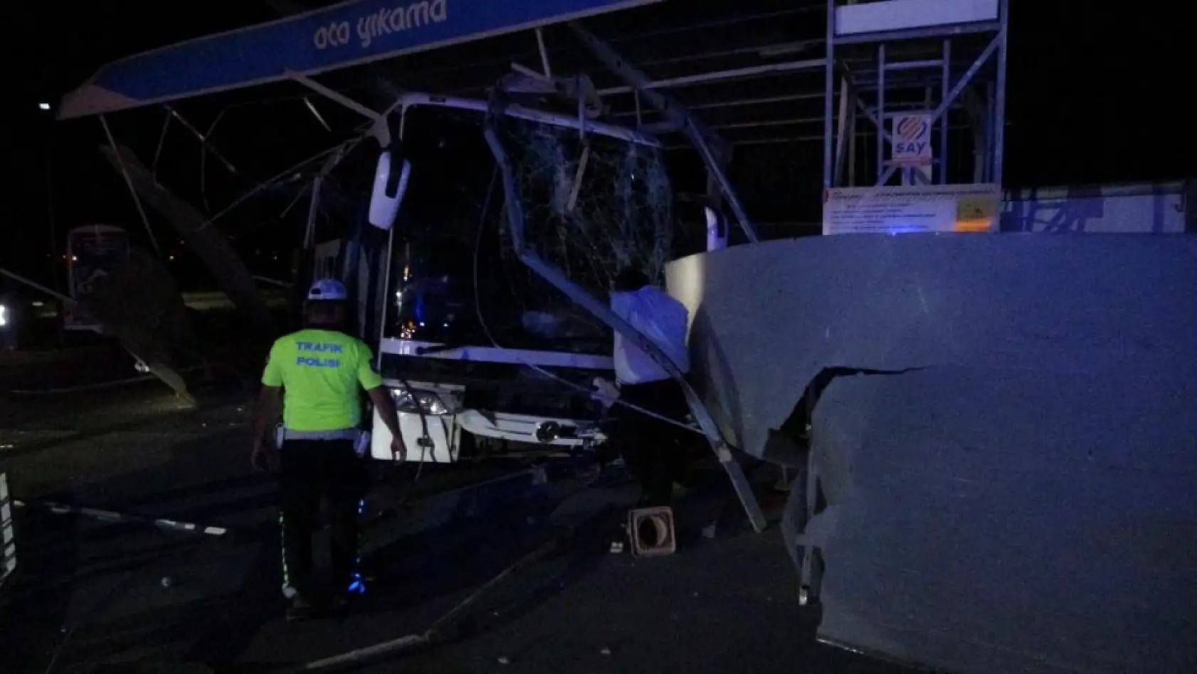 Malatya'da kontrolden çıkan yolcu otobüsü oto yıkamaya daldı: 8 yaralı